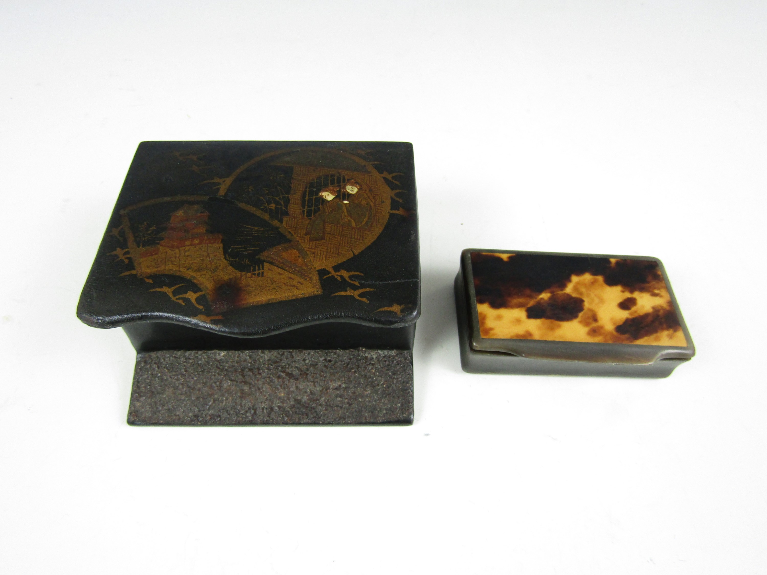 A late 19th Century Chinoiserie lacquered match box together with a Victorian horn snuff box