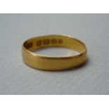 A 22 ct gold band, 1.8 g