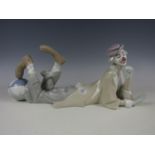 A Lladro porcelain figurine Clown sculpted by Salvador Furio, No. 4618, 16 x 35 cm