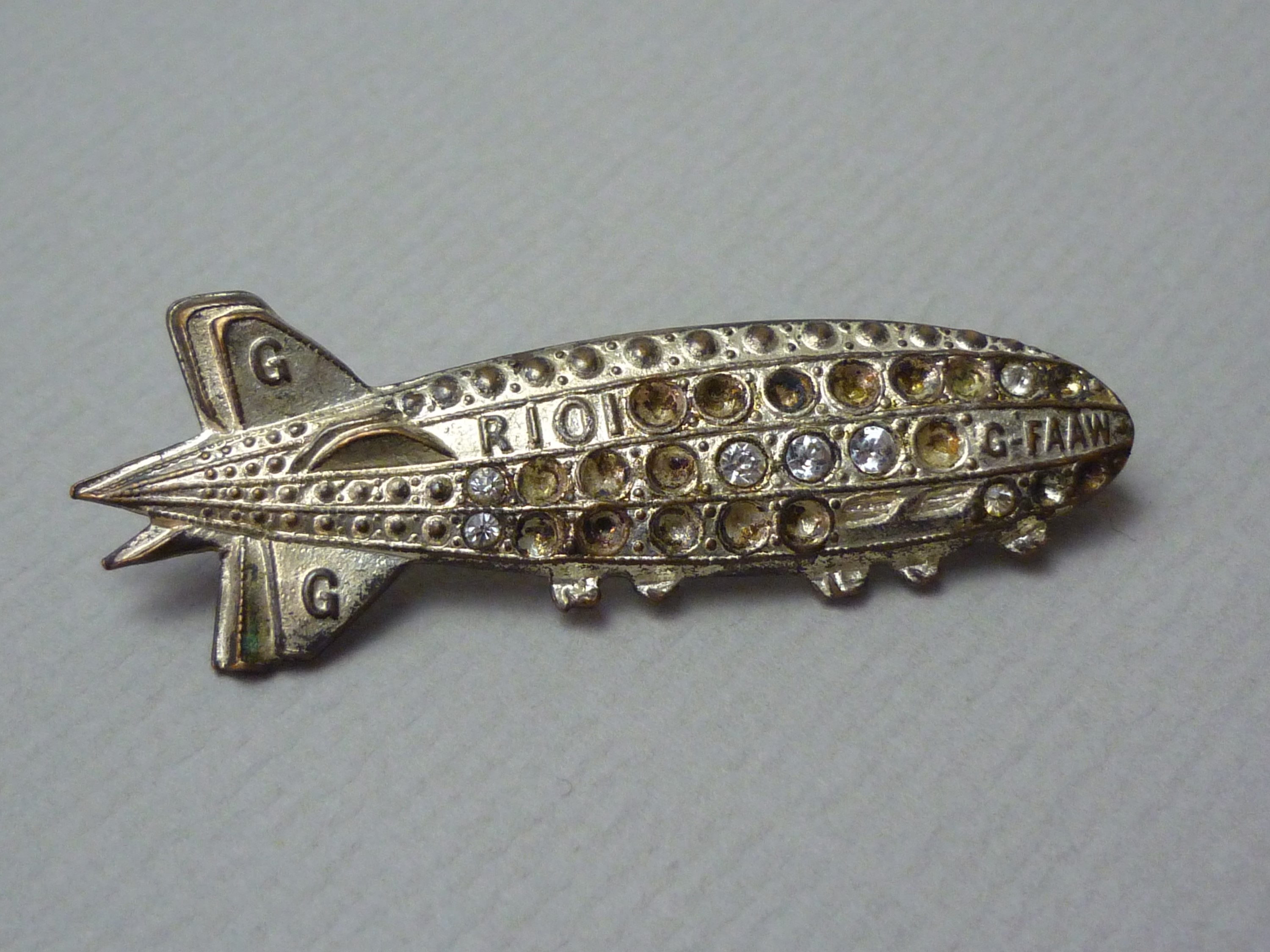 A 1920s R101 airship commemorative brooch, 5 cm