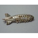 A 1920s R101 airship commemorative brooch, 5 cm