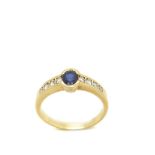 Gold, blue sapphire and diamonds ring Sortija en oro con zafiro azul  talla oval flanqueado por