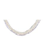 Cultured pearls three necklace  Lotes de tres collares de perlas de agua dulce en tonalidades blanca