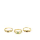 Gold, emerald, ruby, blue sapphire and diamonds three rings Lote de tres sortijas en oro, una con