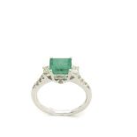 White gold, emerald and diamonds ring Sortija en oro blanco con esmeralda custodiada por diamantes