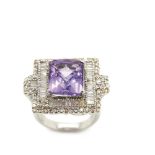 White gold, amethyst and diamonds ring Sortija diseño cuadrangular en oro blanco con amatista