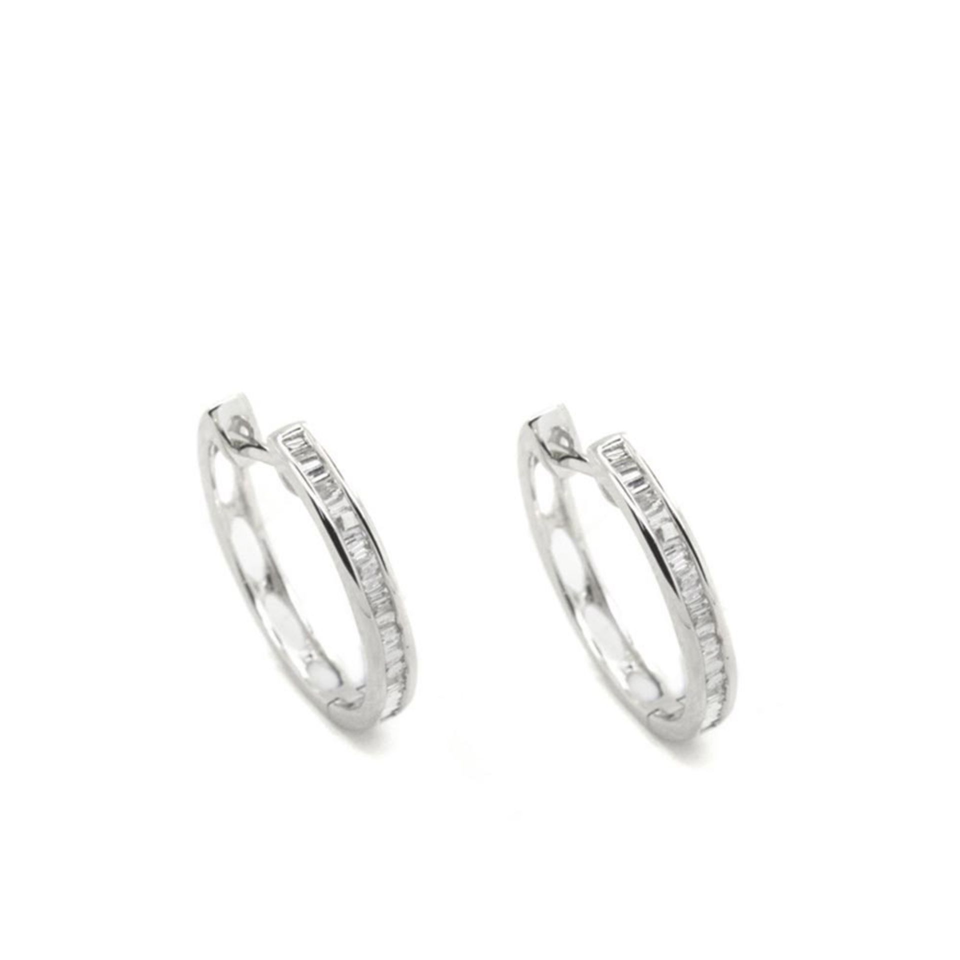 White gold and diamonds earrings Pendientes criolla en oro blanco con centro de diamantes talla