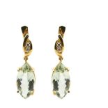 Gold, diamonds and olivine earrings Pendientes en oro con motivo de brillantes engastados en