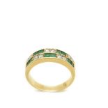 Gold, diamonds and emeralds ring Sortija en oro con brillantes y esmeraldas talla princesa. Peso