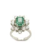 White gold, emerald and diamonds ring Sortija en oro blanco con esmeralda orlada por brillantes