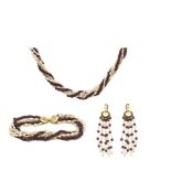 Gold, cultured pearls and garnets choker, bracelet and earrings set Juego de gargantilla, pulsera