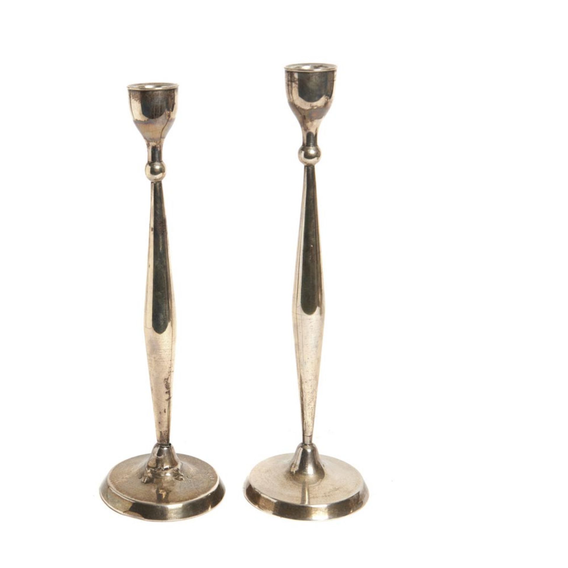 Silver pair candlesticks Pareja de candeleros en plata punzonada, s.XX. Alt. máx.: 27,5 cm. Peso
