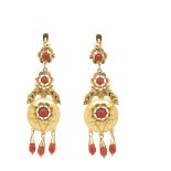 Gold and coral earrings Pendientes largos en oro cincelado y cuentas de coral. Stat Price: €250