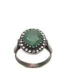 Silver, emerald and diamonds ring Sortija en plata con esmeralda talla oval orlada por diamantes