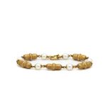 Gold and cultured pearls bracelet Pulsera en oro mate y perlas cultivadas de 7 mm. Long.: 20 cm.