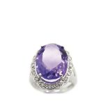 White gold, amethyst and diamonds ring Sortija en oro blanco con amatista talla oval orlada por