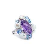 White gold, amethyst, diamonds, spinels and pearls ring Sortija en oro blanco con amatista talla