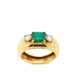 Gold, emerald and diamonds ring Sortija en oro con esmeralda talla octogonal custodiada por