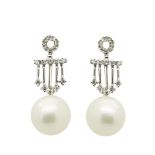 White gold, diamonds and Australian pearl earrings Pendientes en oro blanco con brillantes y perla