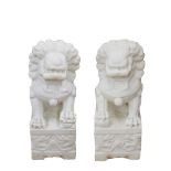 Chinese marble pair Lions Foo. Pareja de leones Foo chinos en mármol, s.XX. 81 x 33 x 45 cm.