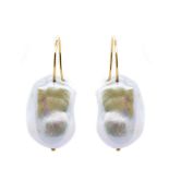 Gold and pearl earrings Pendientes de perla barroca con cierre de gancho en oro.