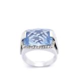 Bvlgari white gol, blue topaz and diamonds ring Sortija de la firma Bvlgari en oro blanco con