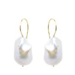 Gold and pearl earrings Pendientes de perla barroca con cierre de gancho en oro.