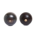 English Jacques & Son oak wood cricket balls. Pareja de bolas de críquet inglesas Jacques & Son en