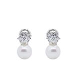 White gold, diamonds and cultured pearl earrings Pendientes en oro blanco con rosetón de