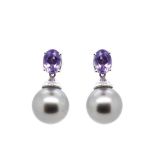 White gold, amethyst and Tahiti pearl earrings Pendientes en oro blanco con amatista talla oval