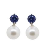 White gold, blue sapphire and cultured pearl earrings Pendientes en oro blanco con zafiro azul talla