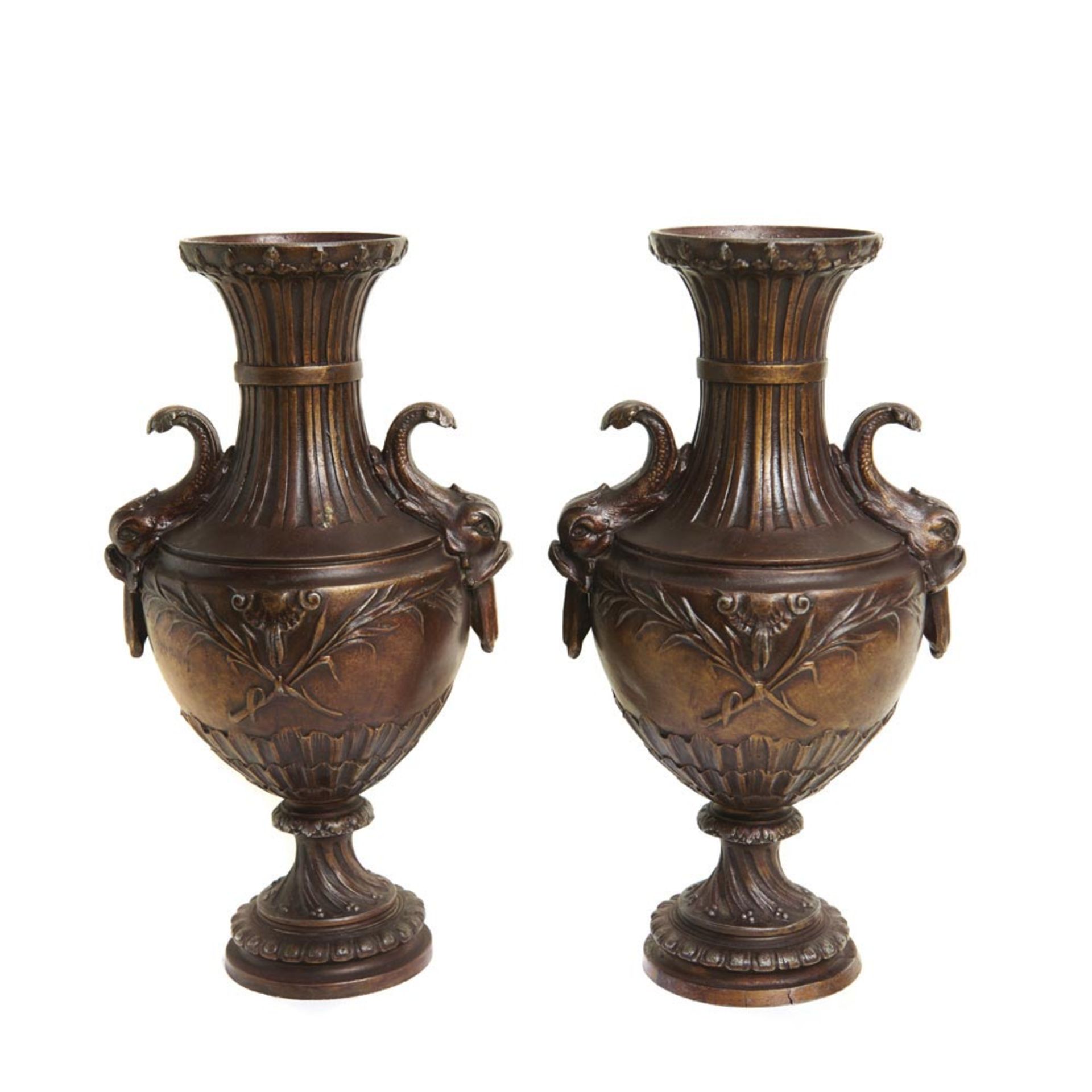 French Louis XVI style tin pair vases. Pareja de jarrones franceses estilo Luis XVI en estaño