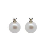 White gold, diamond and cultured pearl earrings Pendientes tú y yo en oro blanco con brillante