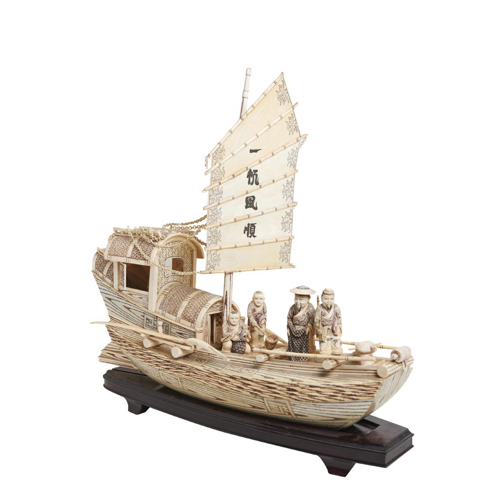 Chinese carved ivory boat, c.1930. Barco chino en marfil tallado con personajes sobre peana en - Image 2 of 3