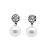 White gold, diamond and cultured pearl earrings Pendientes en oro blanco con rosetón de brillantes y