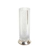 Cut glass and silver vase. Jarrón en cristal tallado con puntas de diamante y pie en plata