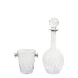 Carved glass decanter and ice bucket lot. Lote de botella y cubitera en cristal tallado con