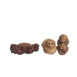 Chinese carved wood netsukes lot. Lote de tres netsukes chinos diseño cangrejo, león y mono en