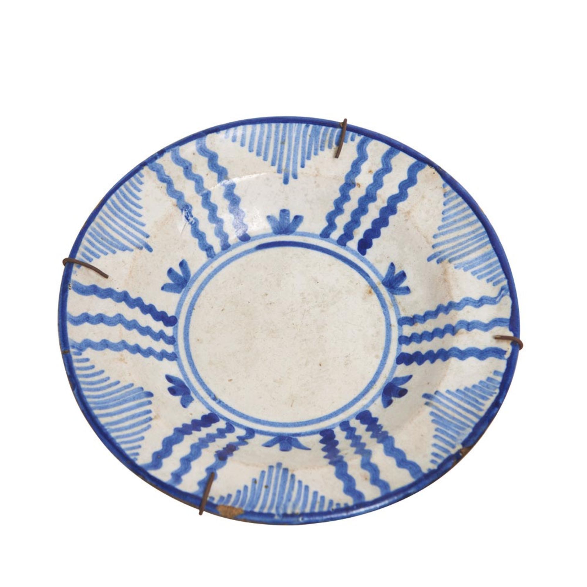 Spanish blue and white glazed ceramic plates 19th century. Plato de Manises en cerámica esmaltada