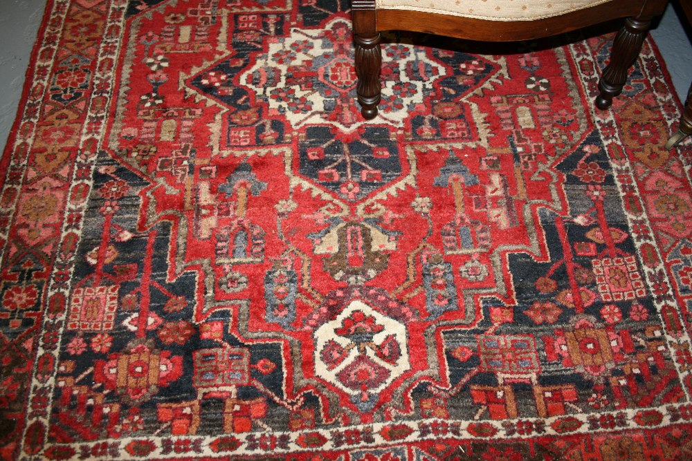 Heriz rug with central medallion and multiple borders on red and blue ground - Image 3 of 3
