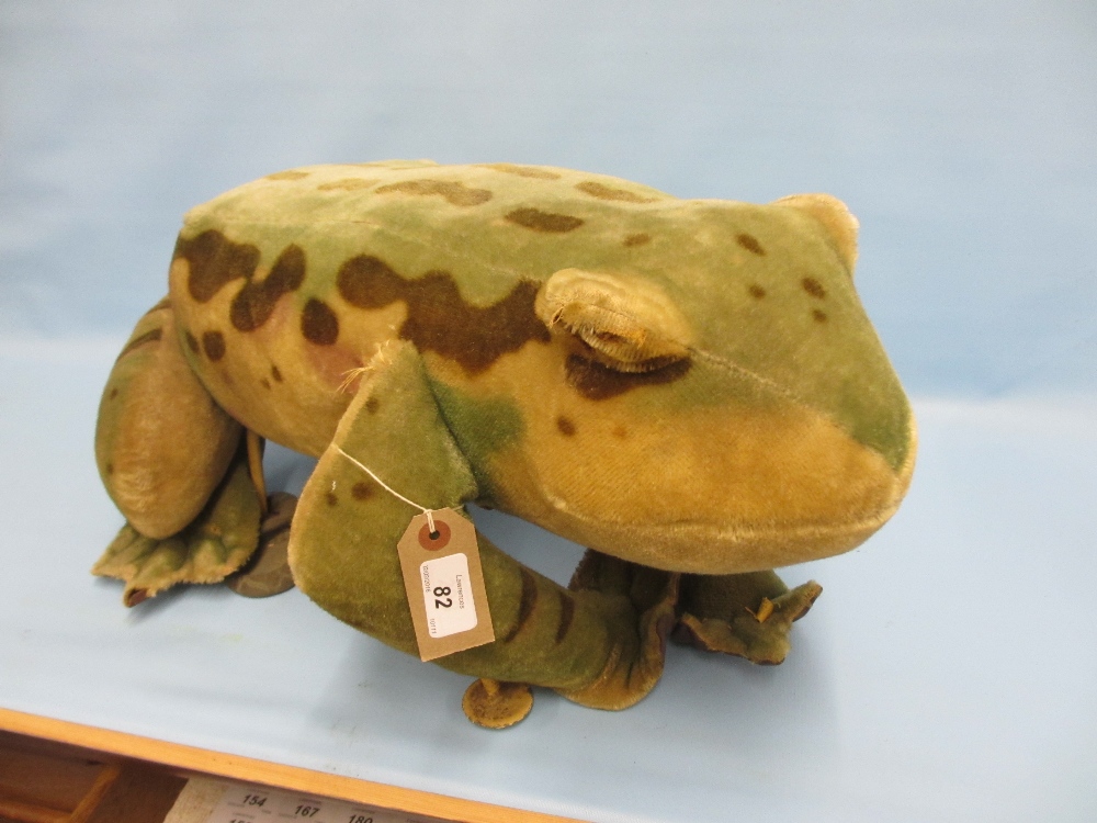 Unusual Steiff child's stool in the form of a frog (with damages)