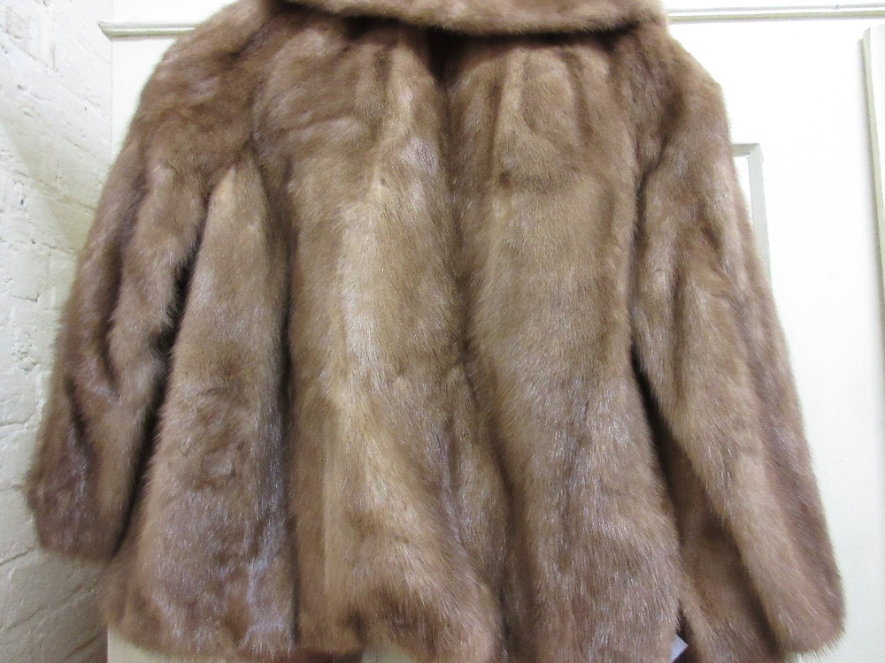 Ladies short light coloured fur jacket - Image 2 of 2