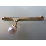 Boxed 9ct gold Mikimoto pearl brooch