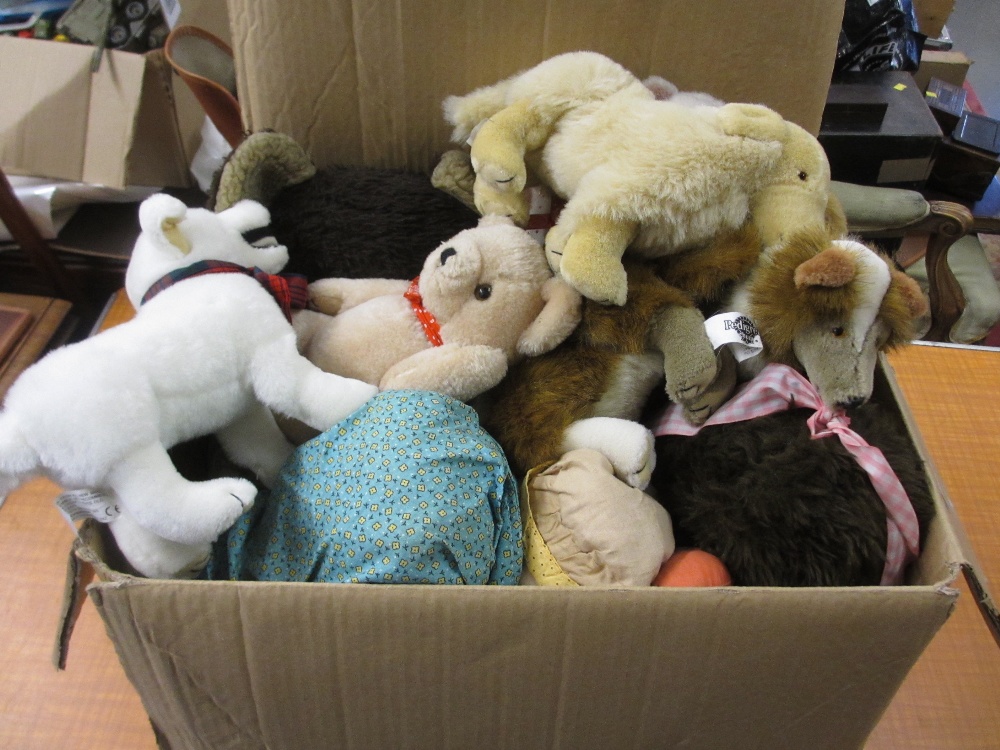 Box containing a quantity of late 20th Century childrens soft toys