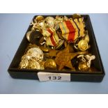 Quantity of various military buttons etc
