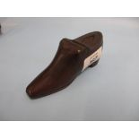 19th Century wooden snuff box in the form of a shoe with hinged cover, 4.