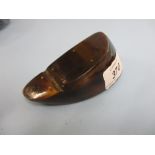 19th Century horn snuff box in the form of a hoof, having hinged cover, 4.