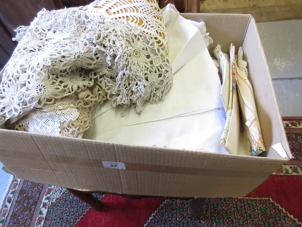 Box containing a quantity of various mid 20th Century table linen,