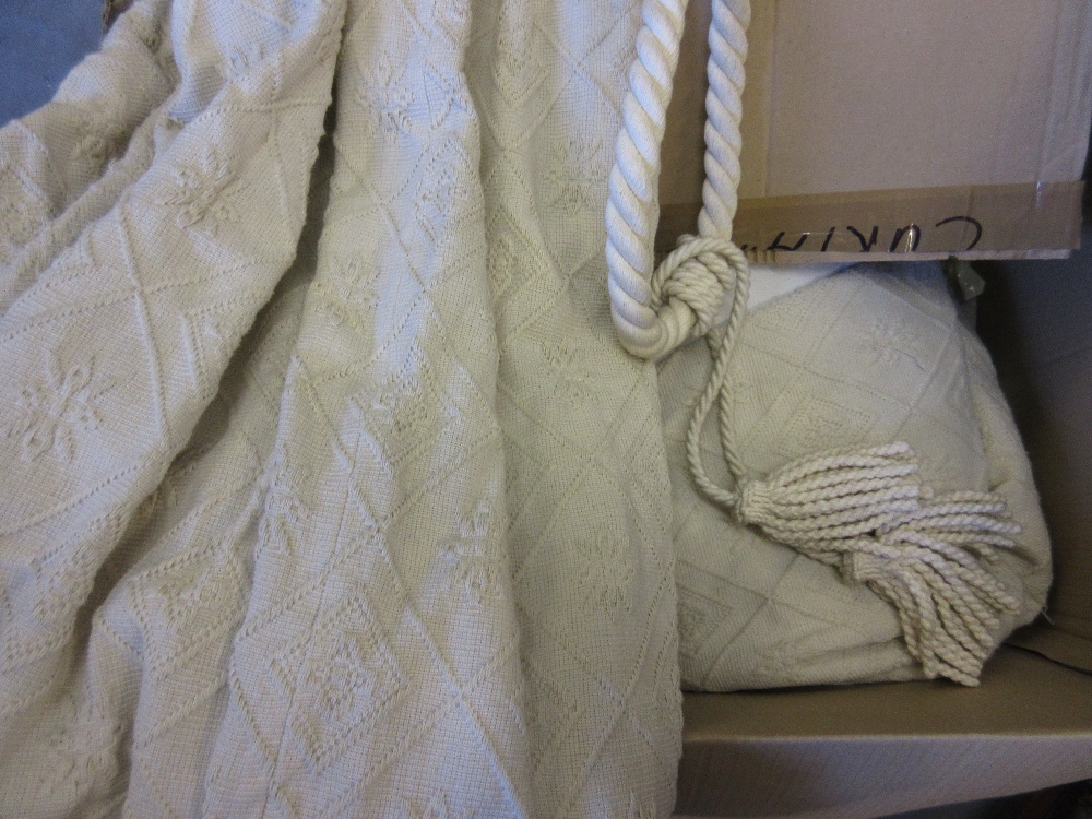 Large roll of shell motif cream fabric, - Image 2 of 2