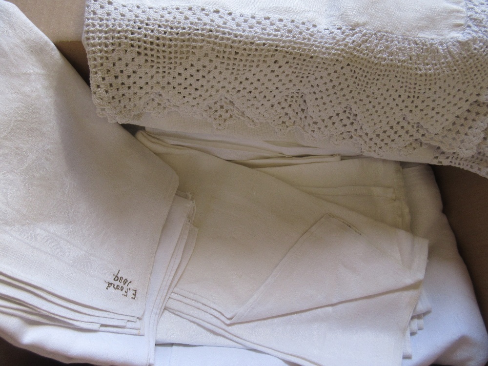 Small quantity of various table linen